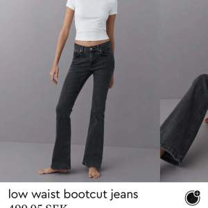 Low waist Boot cut jeans från Gina. Fint skick storlek 34. Nypris 499. Färgen visar sig bäst på bilden i mitten 🤩