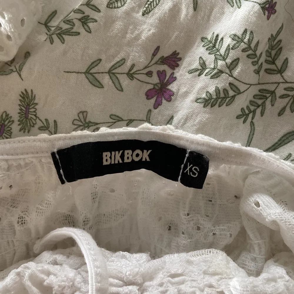 Vitt linne från BikBok i strl XS. 80 kr + frakt☺️. Toppar.