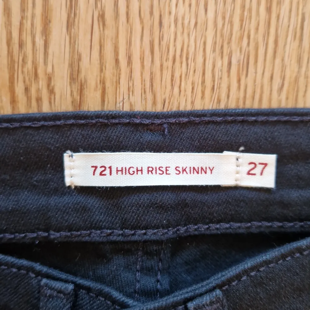 Levis 721 High Rise Skinny. Svarta. Storlek 27. . Jeans & Byxor.