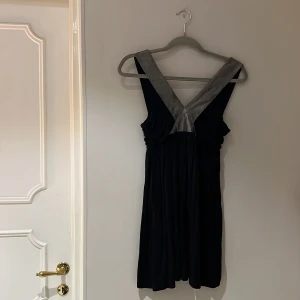 Kort klänning från Topshop - Kort klänning från Topshop. Storlek 34