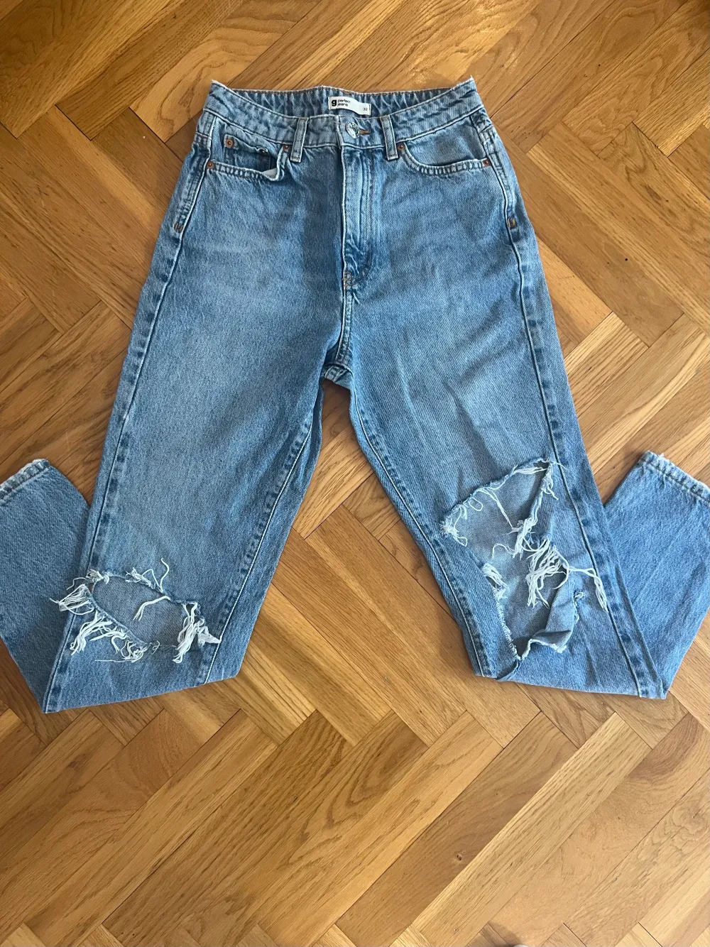 Fina jeans från Gina Tricot i använt skick. Hålen på benen har gått upp och vidgats, annars är det inga slitningar.. Jeans & Byxor.