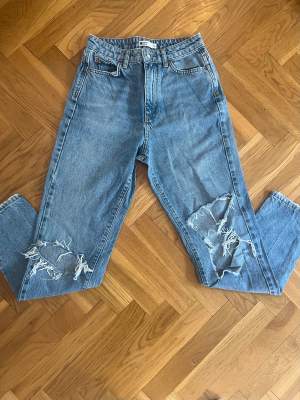 Fina jeans från Gina Tricot i använt skick. Hålen på benen har gått upp och vidgats, annars är det inga slitningar.