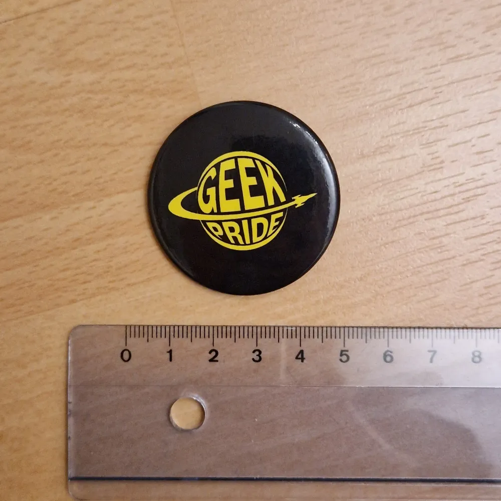 Geek pride pin från Science Fiction Bokhandeln. Ca 4 cm i diameter.  Kan skickas som brev, då blir frakten 15 kr, skriv så fixar vi det! 🥰. Accessoarer.