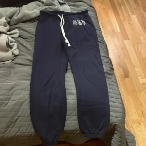Mjukisbyxor - Mjukisbyxor i mörkblå från gap, sjukt sköna och kan köpas till hoodie för hela settet för en extra slant😊 i använt skick men inga defekter, vid ytterligare frågor är det bara att höra av sig🫶🏻