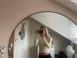 Topp - En fin beige top ifrån bikbok med lite bruna ränder☺️