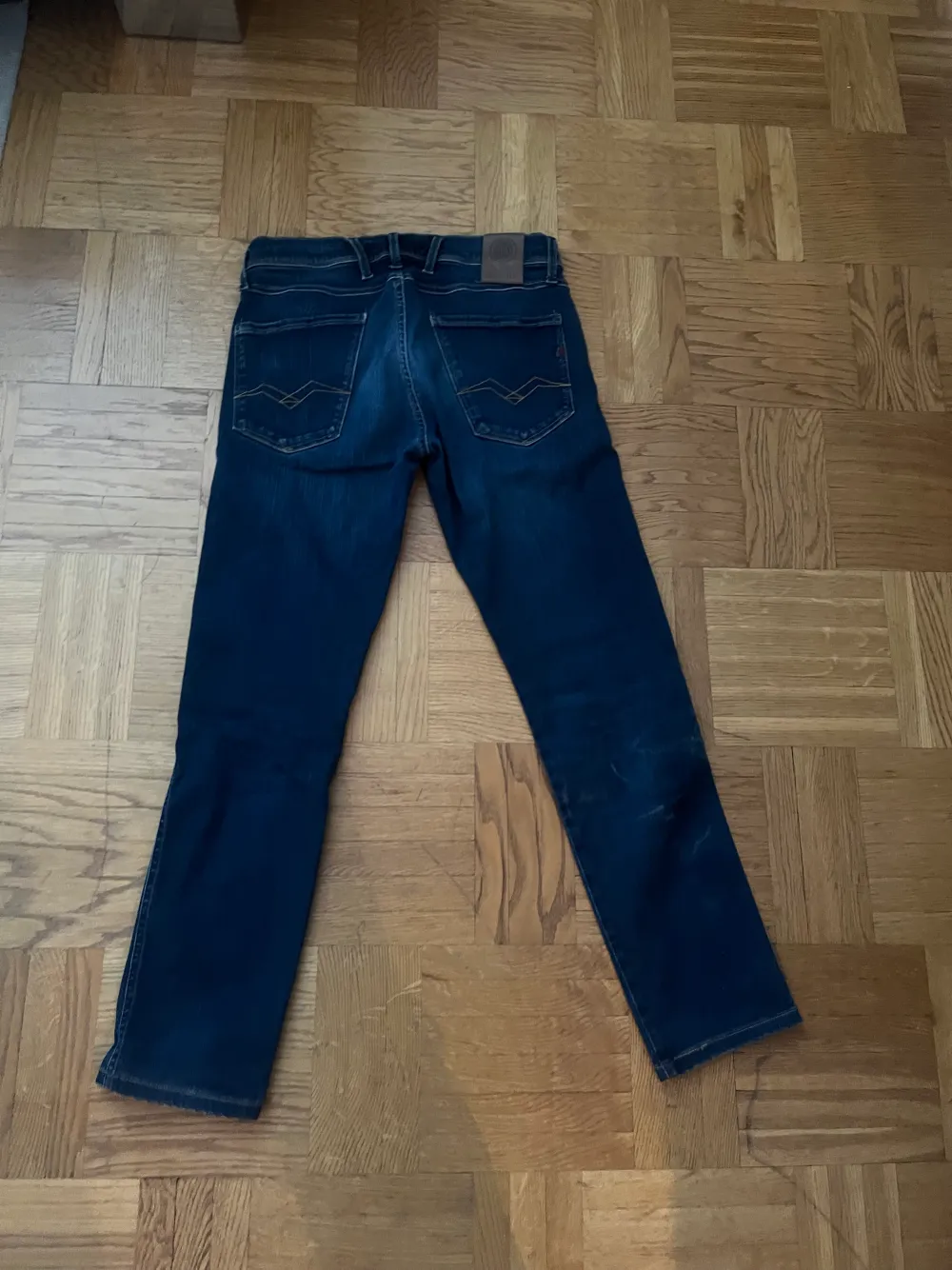 Nytt skick, knappt använda. Fina jeans från replay. Nypris 1200👍pris kan diskutera . Jeans & Byxor.