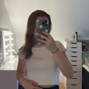 Topp med volang - Supersöt topp i ribbat material