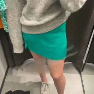 Grön kjol från zara med inbyggda shorts!! Xs men passar mig som bär S 