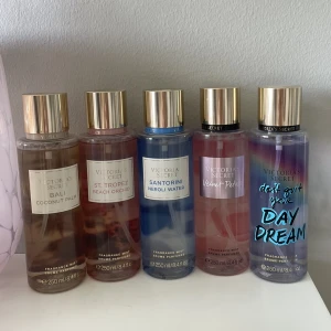 Victoria Secret parfym - Säljer 5 parfymer / bodymist från Victoria secret då dem inte används. 250 ml, alla är nästan helt fulla💗Säljer för 80 kr styck, alla för 350 kr💕 + frakt. 