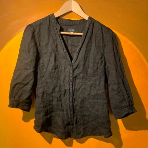 Armani Jeans Linne Skjorta - Armani Jeans skjorta i linne material, sparsamt använd 