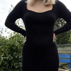 Ribbad klänning  - Jätte fin klänning från Vero Moda i ribbat material endast använd 1gång. Som slutar ovanför knäna. 