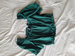 off-shoulder Topp - Gullig, grön topp från H&M Divided  Storlek S