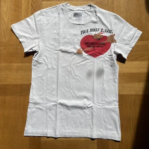 Helmut Lang Heart Print Tee  - Köpt från END. för längesen och har fortfarande kvar digitalt kvitto! Har verkligen tagit hand om denna tisha då det är en av mina favvo, så bra kondi än idag! Storlek M för män och L för kvinnor! 