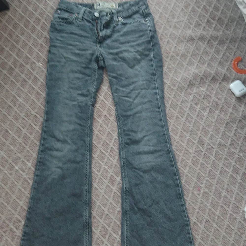 Gråa jeans i fin skick har använt den ett par gånger  liten för mig frakt diskuteras💗  😻. Jeans & Byxor.
