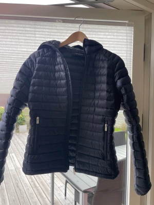Peak performance jacka i mörkblått - I jätte fint skick och nästan aldrig använd Peakjacka i marinblått. 