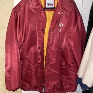 Tommy jeans jacka - Coach jacka från Tommy jeans i strl S. jackan är helt oanvänd, endast provad. Ord pris 2099, säljer för 450:-, pris kan diskuteras. 