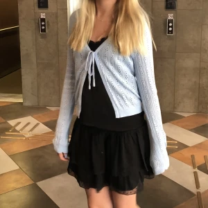 Ljusblå tunn kofta från Brandy  - Knytes med band 