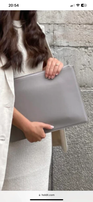 Datorfodral - Jättefint datorfodral som fortfarande är i nyskick!🩵passar upp till 14 tum dator🩵 Går även att få plats med ett block i! Köpt för 400kr från holdit!