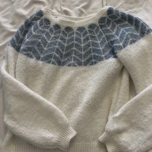 Stickad tröja  - As fin stickad tröja osäker på om ja vill sälja, bra skick och använd mycket men knappt nopprig 😍