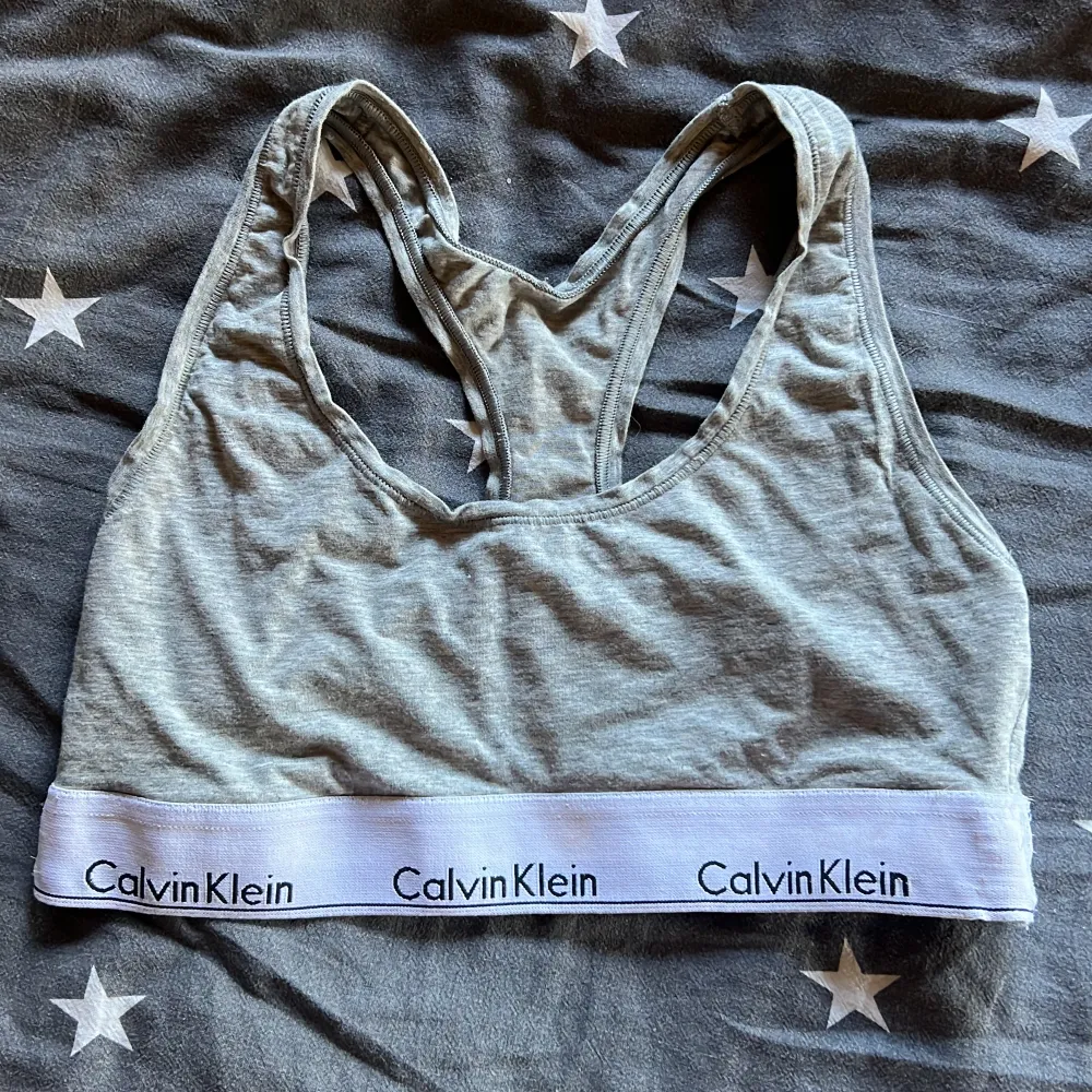 Top från Calvin Klein i fint skick, nån ytterst liten reva bak som man inte tänker på. Toppar.