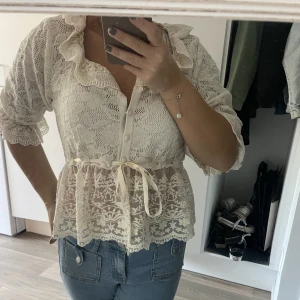 Zara topp - Säljer denna söta topp/kofta från zara i storlek m. Har vanligtvis xs/s i toppar så funkar de storlekar emellan! 