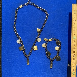 Halsband+ armband - Set med halsband och armband. Kedja med berlocker av snäckor och halvädelsten. Oanvänt