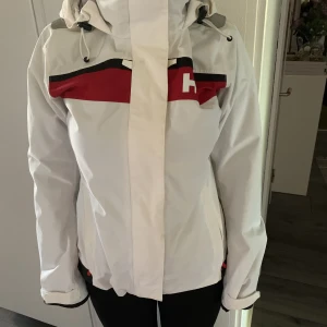 Helly Hansen - Jättebra kvalitet knappt använd storlek  m