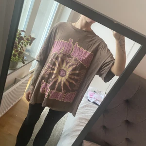 Oversized T-shirt med tryck - Jätte cool oversized T-shirt med tryck från hm, använd ett fåtal gånger ☺️