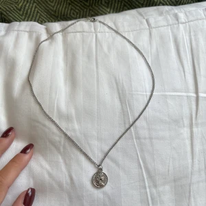 jättefint halsband! - halsband med ett litet smycke. ungefär 60 cm. knappt använd, ser helt nytt ut!