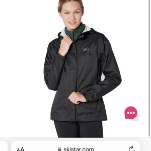 Säljer en tunn svart vind/regnjacka från Helly Hansen. Loke Jacket W heter modellen. I nyskick. Strl s