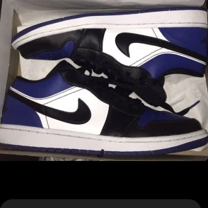 Jordan 1 low royal toe - Ett par Jordan 1 low royal toe( skick 7-8/10) Använda några gånger, har även box till dem,  kan sänka pris vid snabb affär. Vid köp av båda skorna på min sida löser vi en bra deal 
