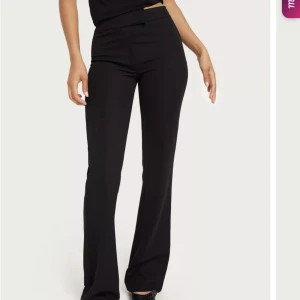 Kostymbyxor  - Använda 1 gång, sitter för tajt på mig därav säljer jag. Köparen står för frakten! ”Keep it up Flare pants”. Nypris 399 kr. 
