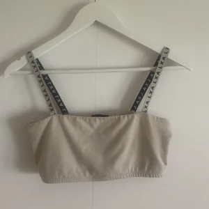 LXA Bralette/linne  - Fin och unik bralette från LXA Linn ahlsborgs första kollektion, slutsåld. Använd Max tre gånger så väldigt fint skick, säljer pga kommer inte till användning! Säljer för 100kr inklusive frakt, sista bilden är lånad✨ Skriv för fler bilder!!💞