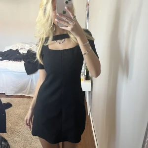 Klänning  - Svart skit snygg klänning från zara som går o ha både till vardags och helgerna 😍