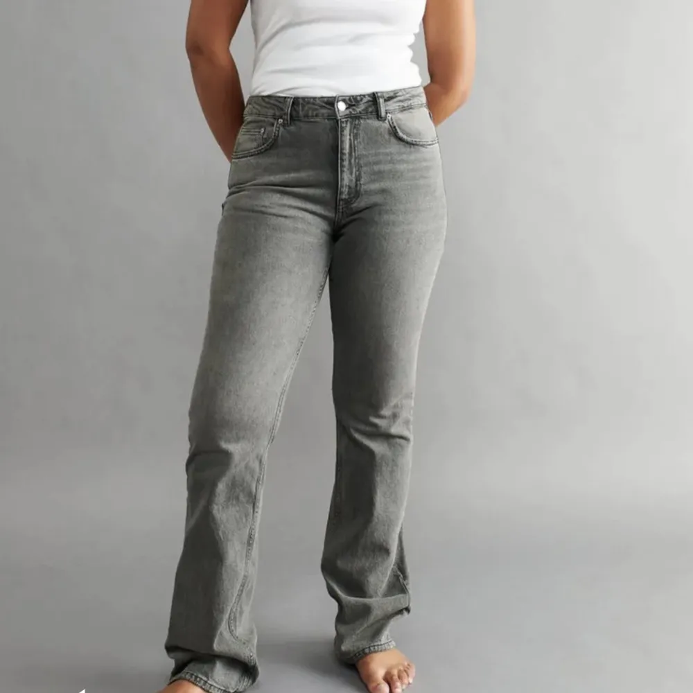 Säljer dessa gråa bootcut jeans från Ginatricot. Storlek 34💓💓. Jeans & Byxor.