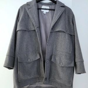 Grå ulljacka - Oversize / boxy grå ulljacka perfekt nu till hösten. Från Savannah. Använd max 4 gånger. Har ett litet 4mm-hål inuti i fodret (jag kan laga innan jag skickar). Svarar på alla frågor.