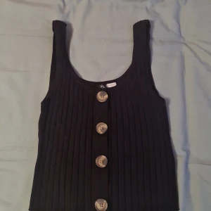 H&M topp - Det är storlek XS men den är stretchig. Jag kan inte skicka paket :/ men om due intresserad kan vi träffas i tc.