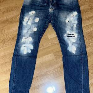 Jeans från Dsquared2 skater jeans i storlek 50. Sparsamt använda, inköpta för 4000kr på st James i Göteborg