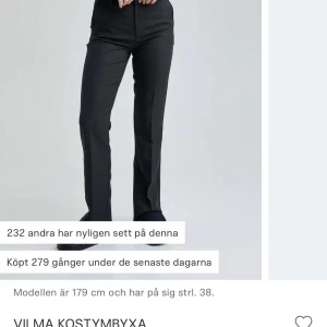 Bikbok kostymbyxor - Köpte ett par kostymbyxor på bikbok för 2 dagar sen i storlek 42 o jag hade ett par i 44 innan som var förstora så skulle köpa en storlek mindre. Men när jag kom hem o kolla va båda i 42 storlek o har tagit bort prislappen så de är helt nya. Köpt för 500