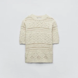 Blus/topp - Den populära blusen som är helt slutsålt på Zaras hemsida säljer jag nu då jag inte har nån användning för den, använt 1 gång.MYCKET BRA SKCIK