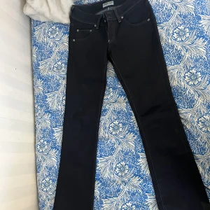 Lågmidjade Lee jeans  - Oanvända Lee jeans, vintage.  Storlek S28, L35 Lågmidjade & raka/vida ben, Marinblå i färgen   Fått dem vintage av en familjevän som aldrig använt dem, tyvärr är dem alldeles för små på mig runt höft/lår samt extremt långa.  Väldigt snygga dock😭