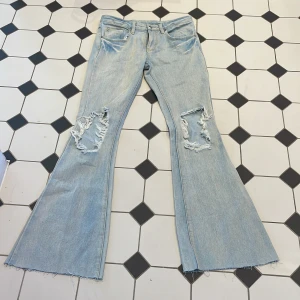 Utsvängda jeans - Midjemått tvärs över 38cm innerbenslängd 80cm 