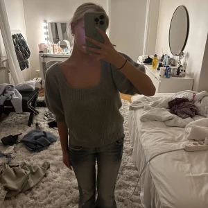 Stickad topp - Stickad topp med ballongärm! Så fin. Storlek L på lappen men mer som en S!