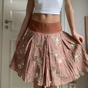 Kjol - Så fin rosa kjol som jag köpte utomlands men inte kommit till användning. Jättefina detaljer🧡