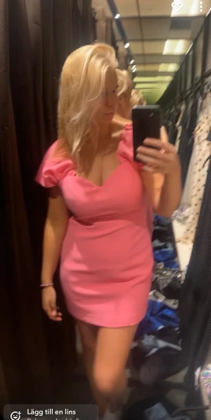 Klänning  - Rosa kort klänning i storlek s/m. Jätte fin och söt men användes bara på midsommar kommer ej till andvädning 