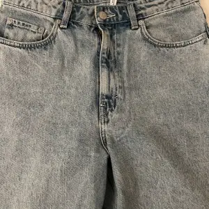 Supersnygga jeans i en populär modell (rowe), uppsprättade nedtill samt med slits💋