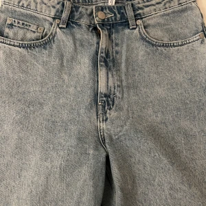 Jeans⭐️ - Supersnygga jeans i en populär modell (rowe), uppsprättade nedtill samt med slits💋
