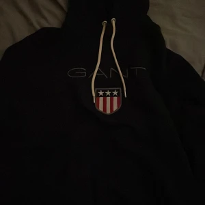 Mörkblå ganthoodie - Mörkblå ganthoodie som säljs då jag inte passar. Är i riktigt bra skick och skön