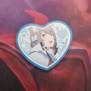 Felix re:zero pin - Säljer denna pin som köptes i japan. Finns liten skada högst upp (se bild). Kan mötas upp i vänersborg