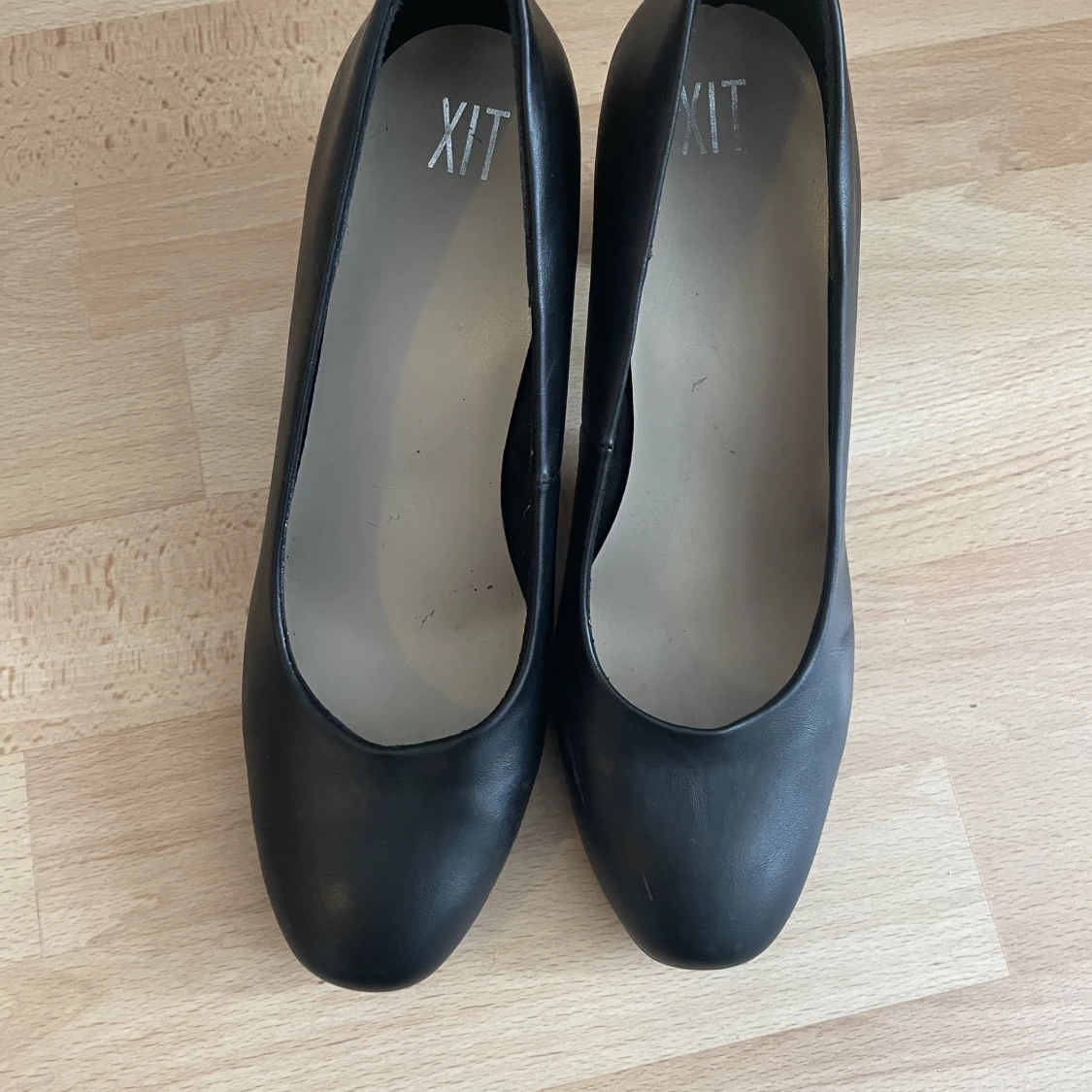 Black pumps 